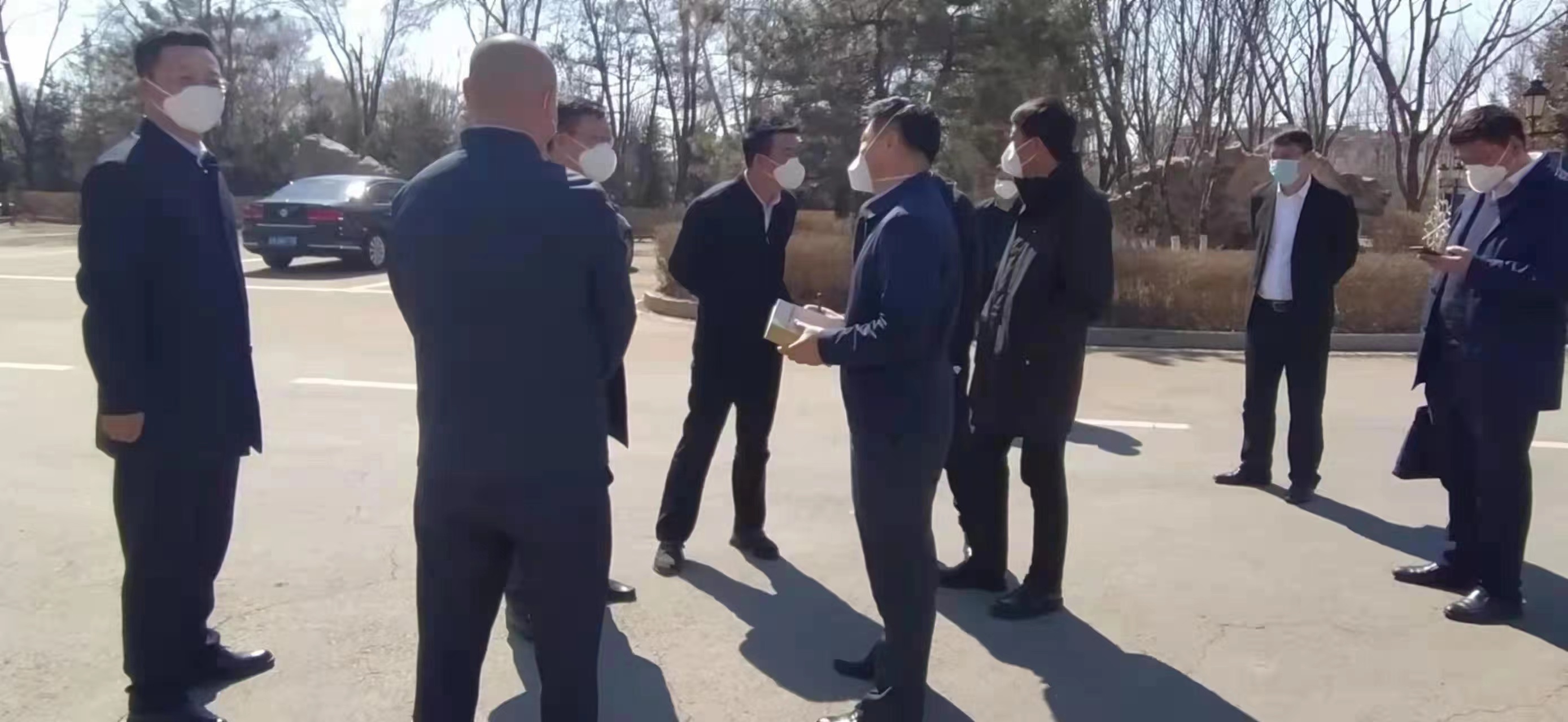 8.張志軍書(shū)記一行與酒店公司疫情防控相關(guān)工作人員進(jìn)行交流.jpg 8.張志軍書(shū)記一行與酒店公司疫情防控相關(guān)工作人員進(jìn)行交流.jpg