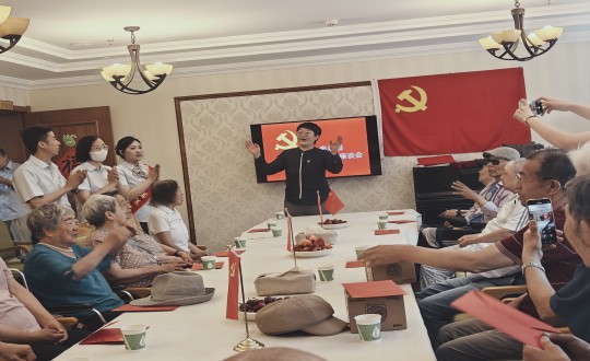 2024年7月1日，養老公司長(cháng)影家舉辦“七一建黨節座談會(huì )”_副本.jpg